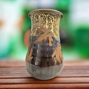Mark Alewine Pottery 2008. Maple leaf
Vase W/ Leaf 8.5” Tall Collector
Item
